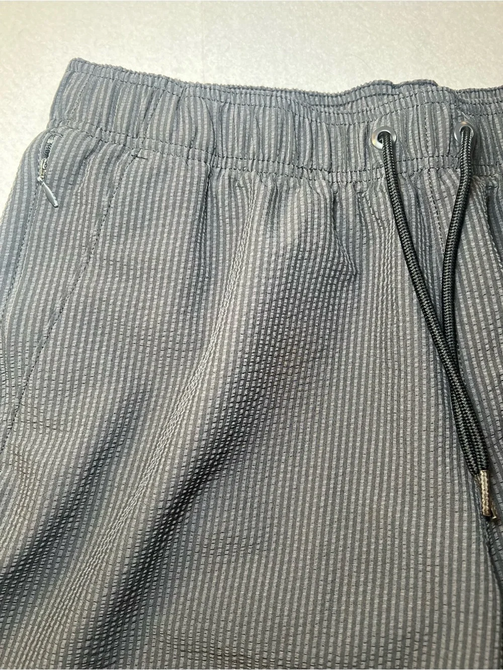 Hollister Men's Mid-Thigh Seersucker Volley Swim Shorts,Black/Dark Gray,L